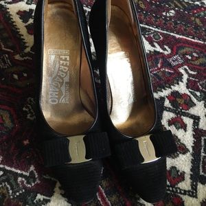 Ferragamo - Vintage Velvet Vara Bow Pumps - US4.5